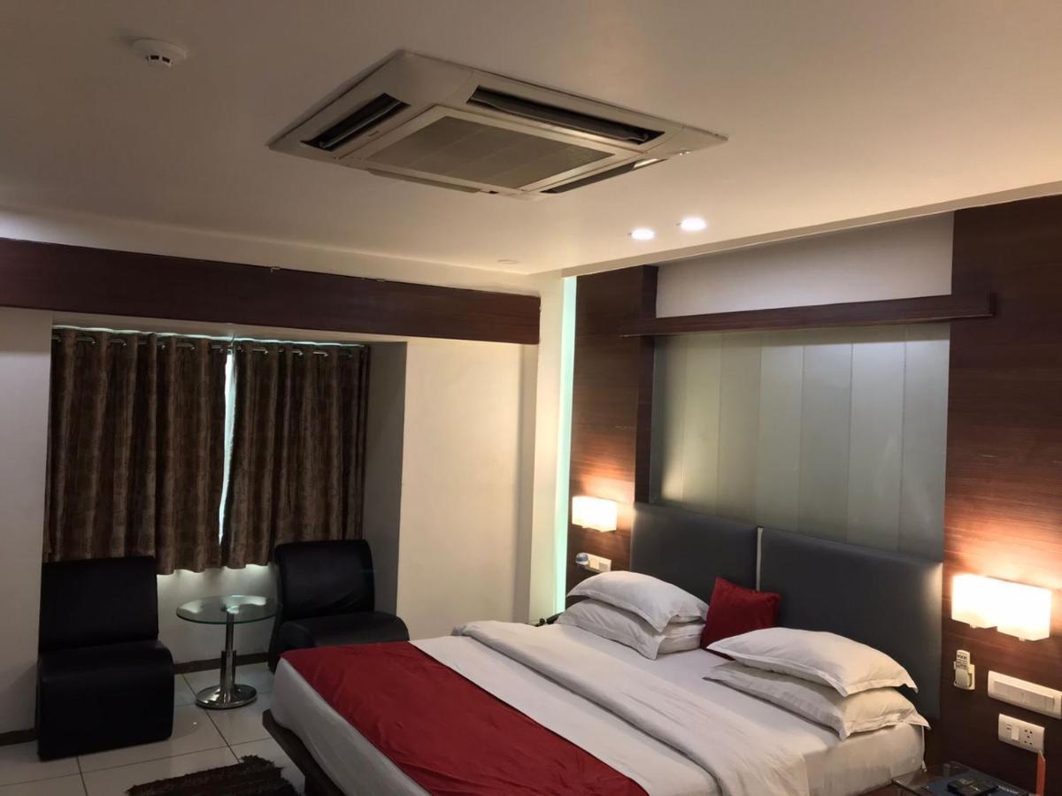 Pearl Hotel & Banquets Ahmedabad Exterior foto