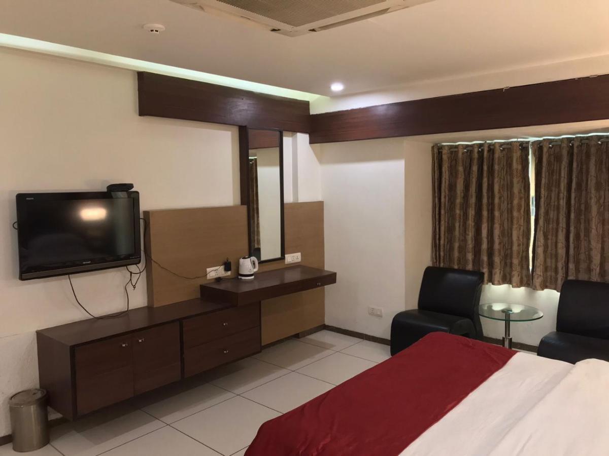 Pearl Hotel & Banquets Ahmedabad Exterior foto