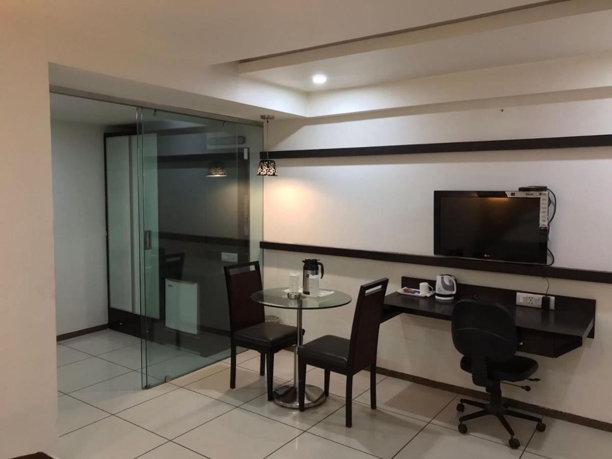 Pearl Hotel & Banquets Ahmedabad Exterior foto